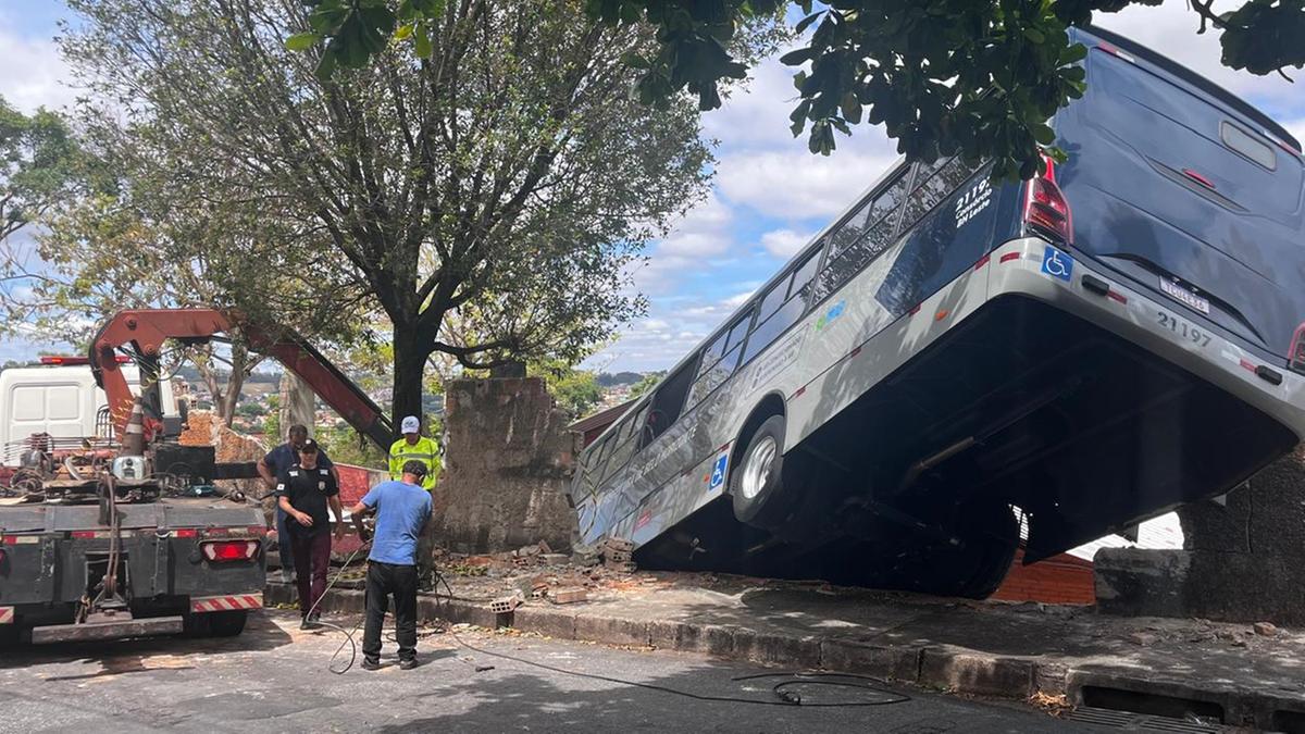 Ônibus perdeu o freio e bateu contra a mureta de uma creche no bairro Salgado Filho, região Oeste de Belo Horizonte (Fernando Michel/ Hoje em Dia)