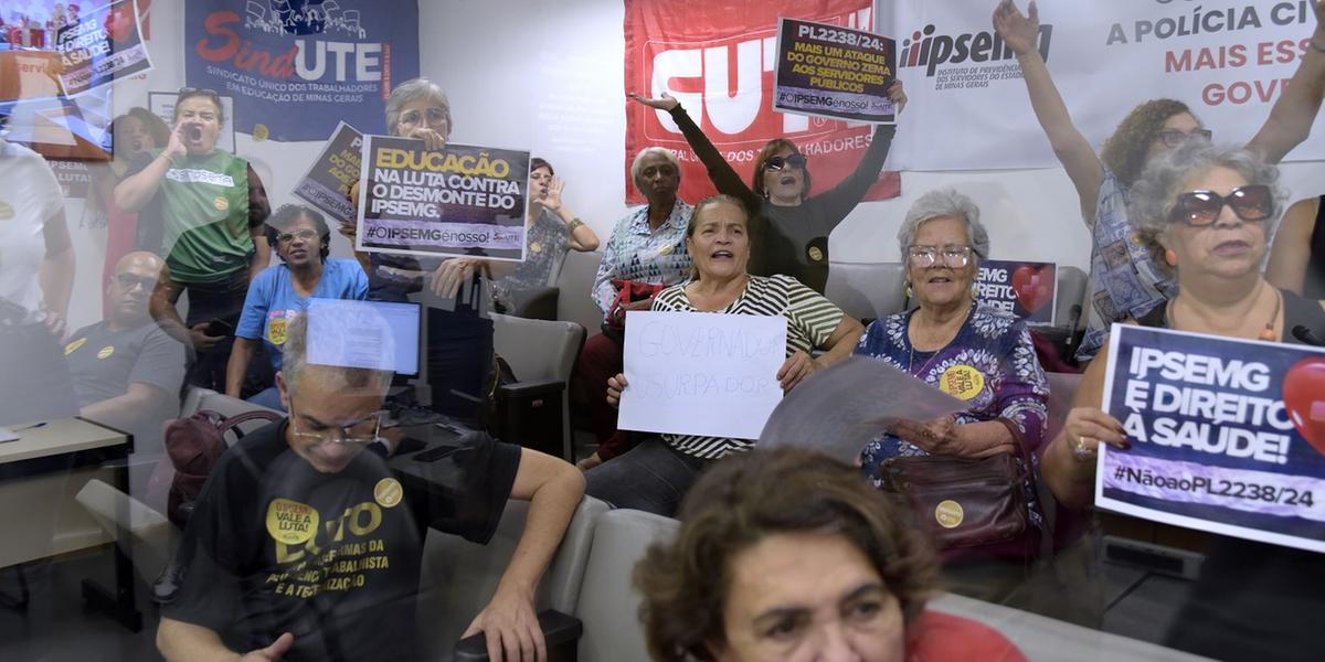 Protestos foram feitos em julho, durante reunião da Comissão de Fiscalização Financeira e Orçamentária da ALMG, que debateu o assunto (Daniel Protzner/ALMG)