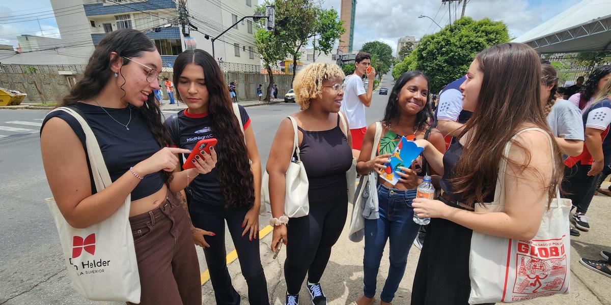 Ana Clara Martins e amigas (Maurício Vieira / Hoje em Dia)