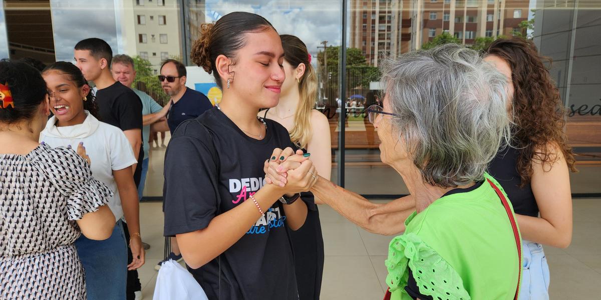 Beatriz Duarte recebeu a benção da avó Geralda Duarte antes de entrar para a sala onde faria as provas deste domingo (Maurício Vieira / Hoje em Dia)