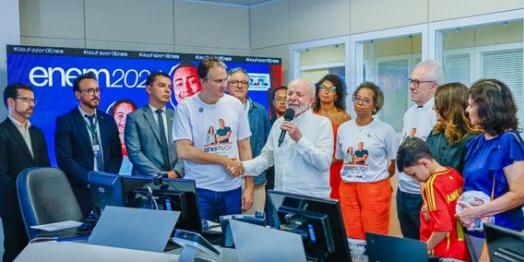 Lula visitou a sala de monitoramento do Enem acompanhado dos ministros e da primeira-dama (Ricardo Stuckert / PR)