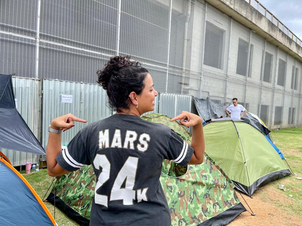 Cris Garbaza, de 37 anos, está acampando nos arredores do Mineirão desde sábado (2) (Valéria Marques/ Hoje em Dia)