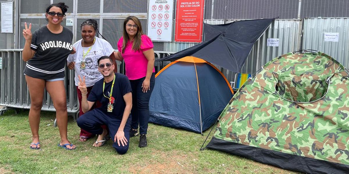 Grupo de fãs acampa em frente ao Mineirão para conseguir melhores lugares no show de Bruno Mars (Valéria Marques/ Hoje em Dia)