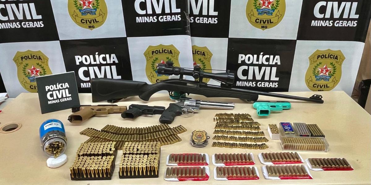 Além das prisões, foram apreendidas cinco armas de fogo, entre elas de calibres 9 mm, 22 e 357, e quase 1,2 mil munições (Divulgação/ PCMG)