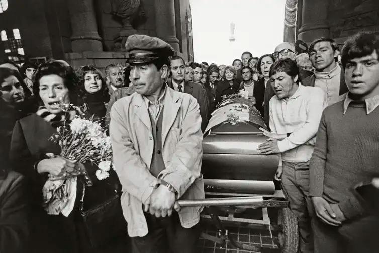 Enterro do poeta Pablo Neruda no Cemitério Geral de Santiago, Santiago, Chile, 25/09/1973 (Evandro Teixeira/Acervo IMS)