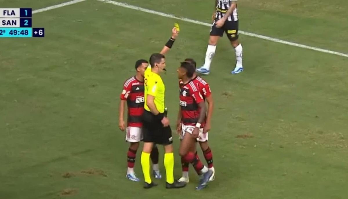 Jogador é suspeito de ter tomado cartões no confronto entre Flamengo e Santos, no dia 1 de novembro, para beneficiar apostadores (Reprodução/TV)