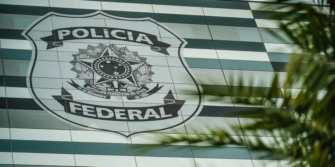 Além das prisões temporárias, os agentes federais cumpriram ainda 12 mandados judiciais de busca e apreensão em endereços residenciais e comerciais relacionados aos investigados (RAFA NEDDERMEYER/AGÊNCIA BRASIL)