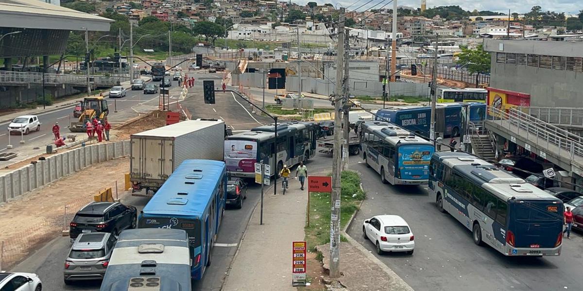 Obras na avenida Cristiano machado deixam trânsito caótico em BH  (Fernando Michel/ Hoje em Dia )