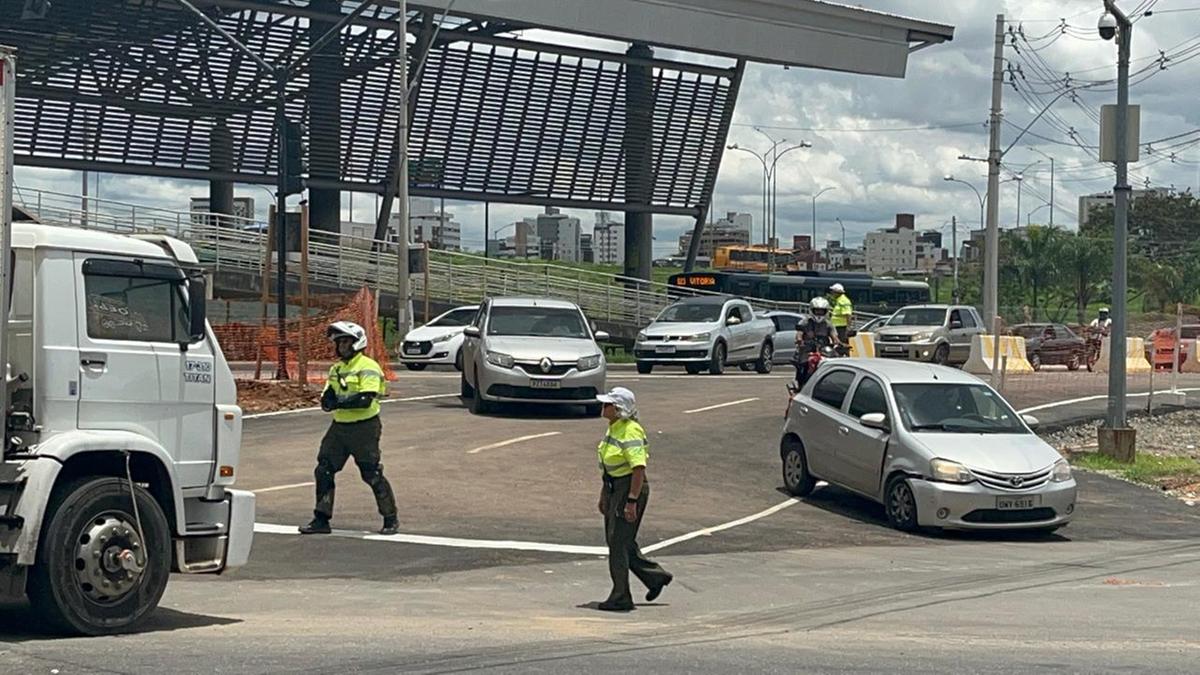 Obras na avenida Cristiano machado deixam trânsito caótico em BH (Fernando Michel/ Hoje em Dia )