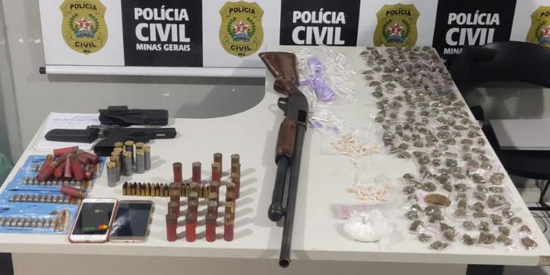 Dentre as armas aprendidas, três são pistolas e uma espingarda calibre 12 (Divulgação/ PCMG)