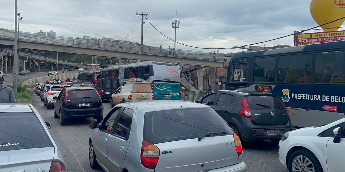 Motoristas enfrentam congestionamento na avenida Risoleta Neves, próximo da estação São Gabriel, na região Nordeste da cidade (Gledson Leão/Hoje em Dia)