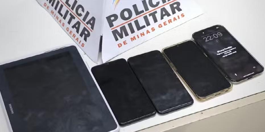 Quatro celulares e um tablet foram apreendidos com os suspeitos (Polícia Militar/Divulgação)