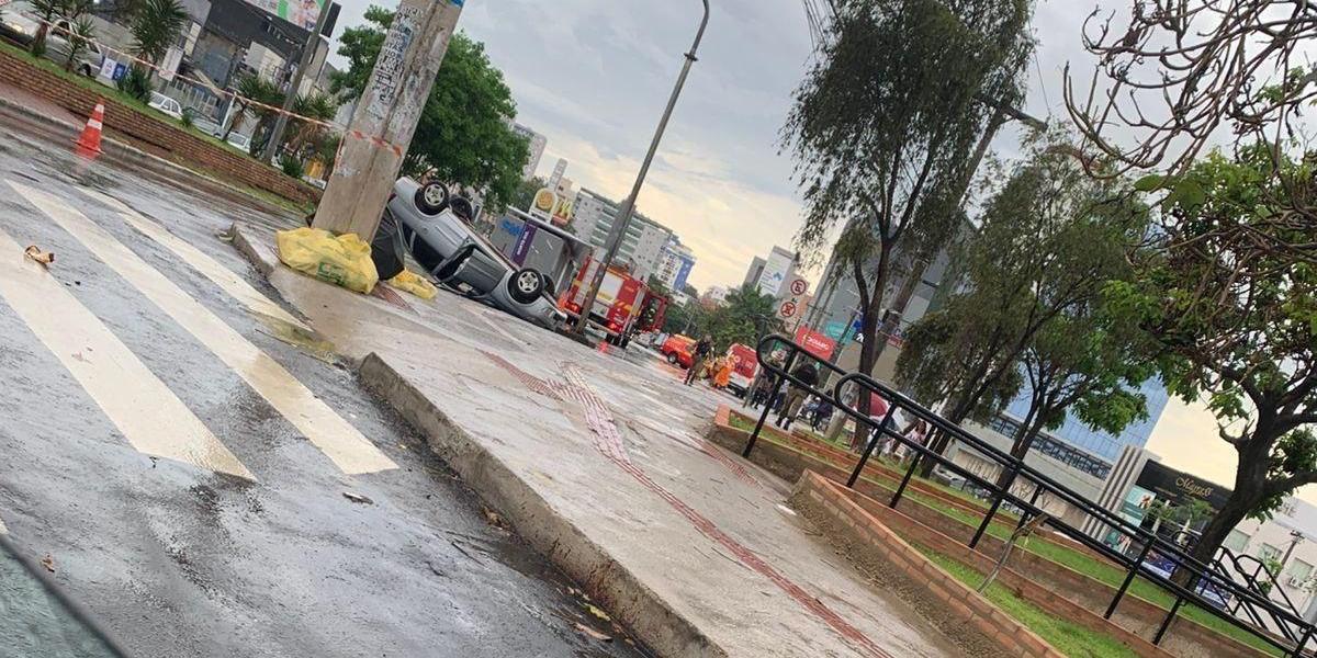 Carro capotou na Avenida João César de Oliveira, bairro Eldorado (Redes sociais / Reprodução)