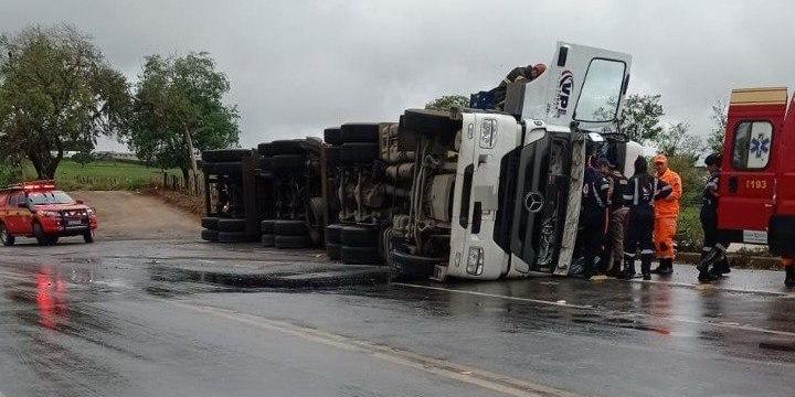 Bombeiros tiveram que espalhar pó de serragem na pista devido ao derramamento de óleo diesel (Corpo de Bombeiros / Divulgação)