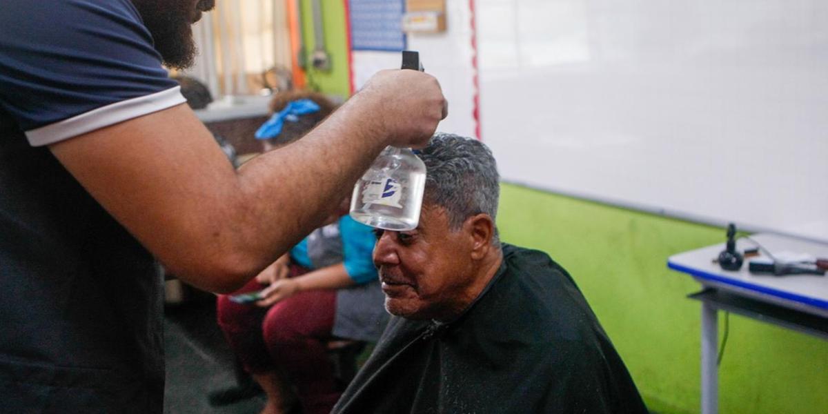 Evento ofereceu corte de cabelo gratuito neste sábado (Fernando Michel / Hoje em Dia)