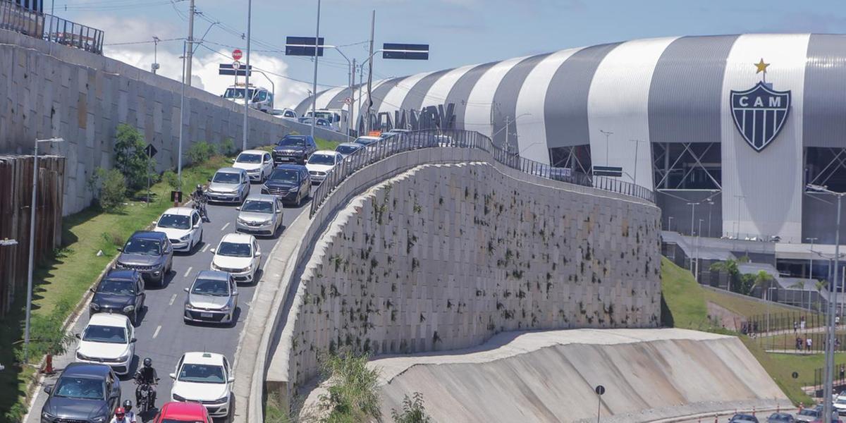 Movimentação de carros é intensa nos arredores da Arena MRV (Fernando Michel)