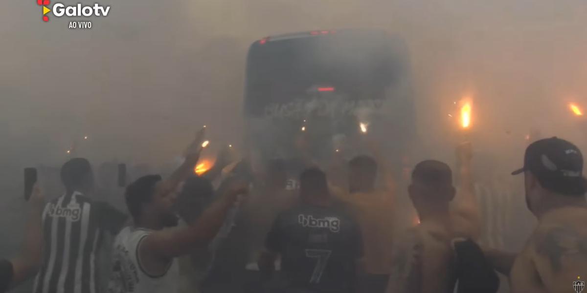 Galo chega à Arena MRV cercado por fumaças de 'rua de fogo' (Reprodução / Youtube Galo TV)