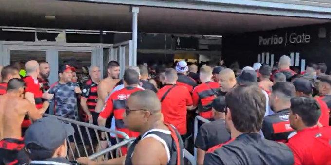 Confusão na entrada da Arena MRV no setor visitante (Reprodução / Redes Sociais)