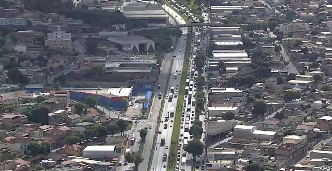 Acidente causou grande congestionamento na via 