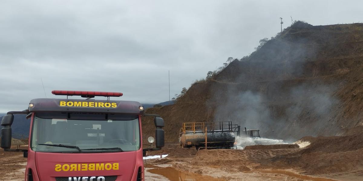 Bombeiros combatem incêndio em caminhão-tanque em Santa Bárbara (Divulgação/ CBMMG)