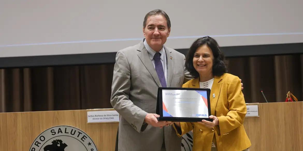 Ministra da Saúde, Nísia Trindade, acompanhada do diretor da Opas, Jarbas Barbosa da Silva, participa de cerimônia de Homenagem da Opas ao SUS pela certificação da eliminação da Filariose Linfática no Brasil (FABIO RODRIGUES-POZZEBOM/AGÊNCIA BRASIL)