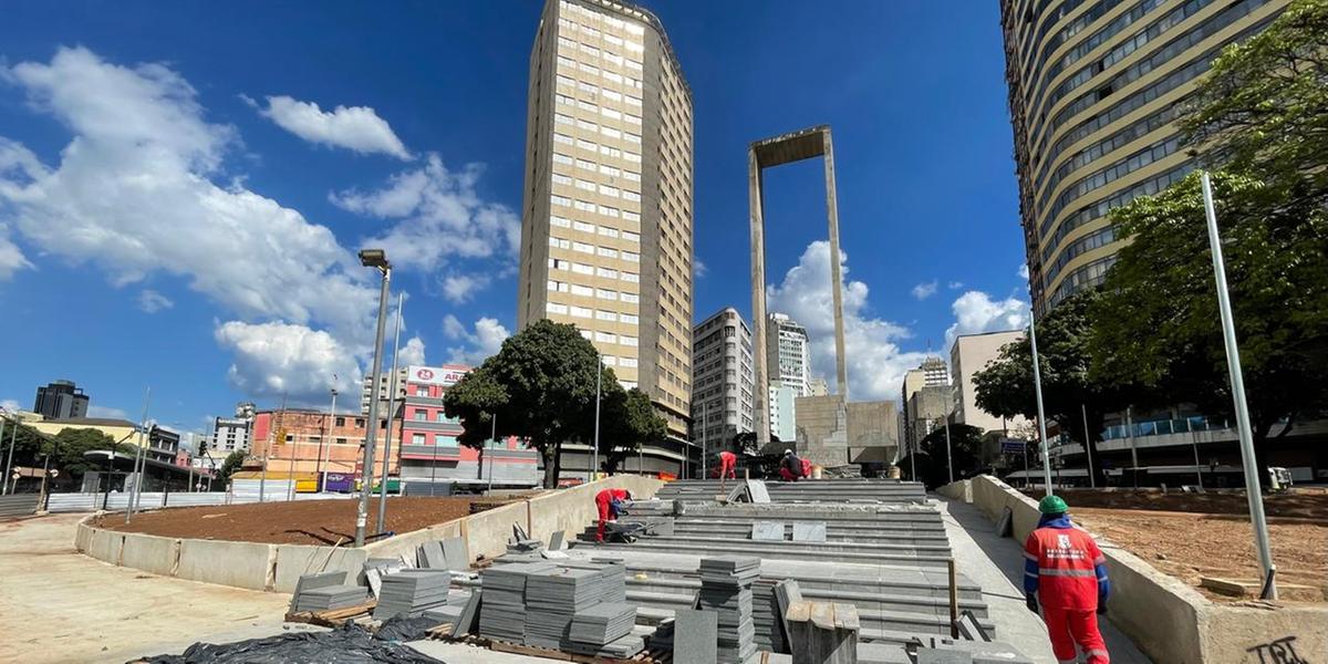 Obra na Praça da Rodoviária (Valéria Marques)