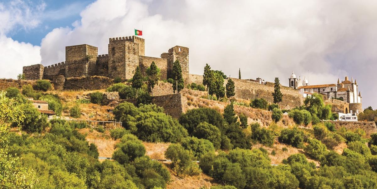 Esses castelos variam em tamanho e estilo arquitetônico, refletindo diferentes períodos históricos (Turismo do Alentejo)