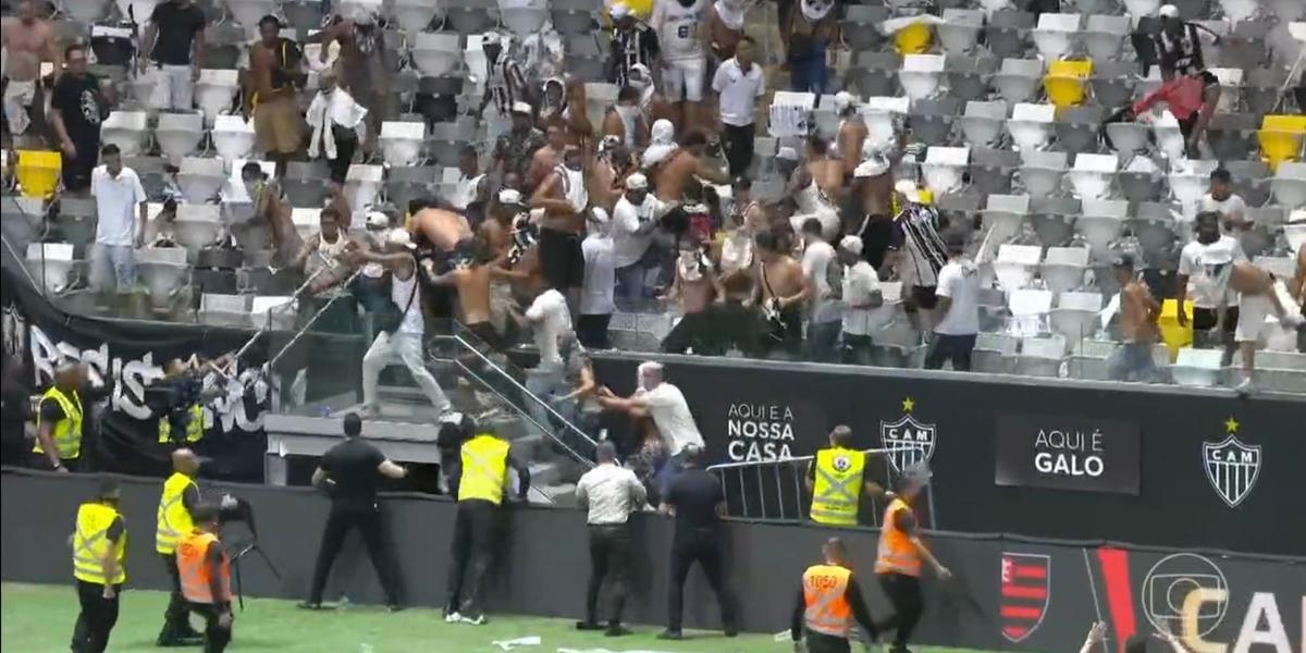 Torcedores invadiram o campo e jogaram bomba no gramado da Arena MRV (Reprodução / TV Globo)