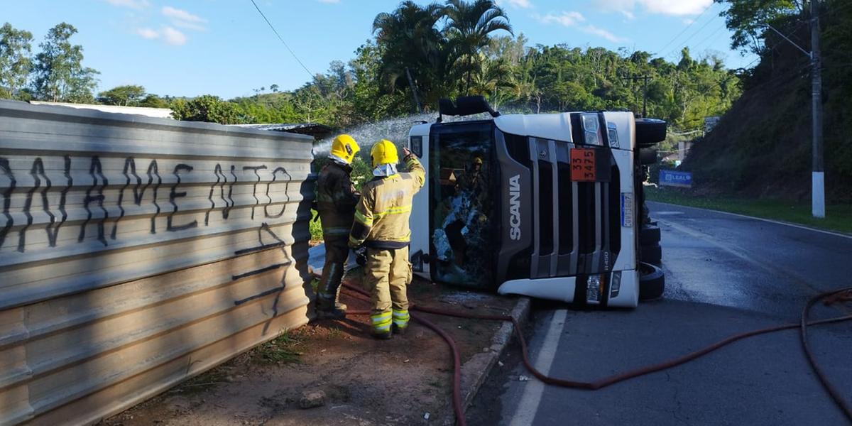 Apesar do susto, o motorista foi encontrado lúcido e com escoriações leves (Divulgação / CBMMG)