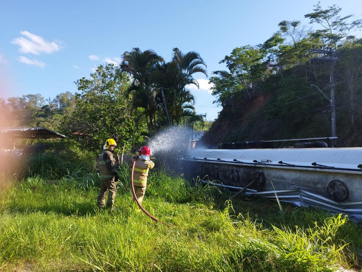 Corpo de Bombeiros esteve presente para contenção de possíveis vazamentos de combustível (Divulgação / CBMMG)