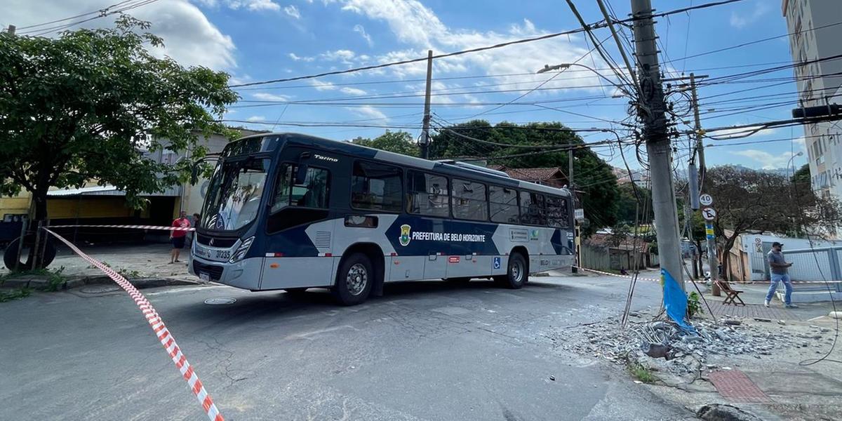 Poste está seguro apenas pelos cabos de energia. Agentes da Cemig estão no local (Valéria Marques/Hoje em Dia)