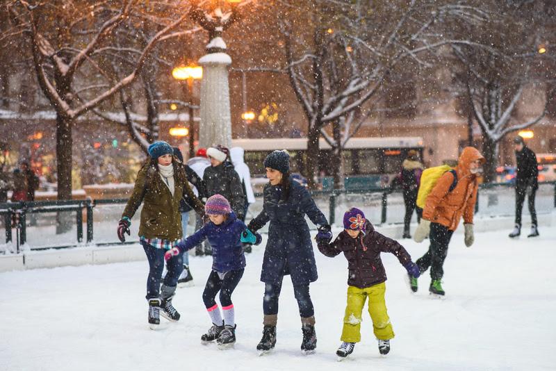 Aqueça-se com um chocolate quente enquanto passeia pelas ruas cobertas de neve (Chicago/ Divulgação)