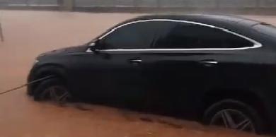 Carro ficou alagado na Cristiana Machado após forte chuva em BH (Redes sociais / Reprodução)