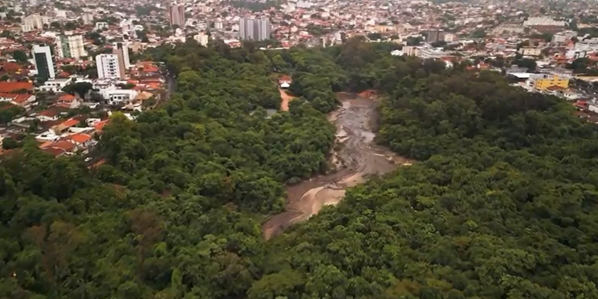 Com a forte chuva, parte do talude cedeu extravasando a água para a avenida Pedro I, fica passa ao parque (Divulgação / Henrique Augusto, da produtora Candy Media)