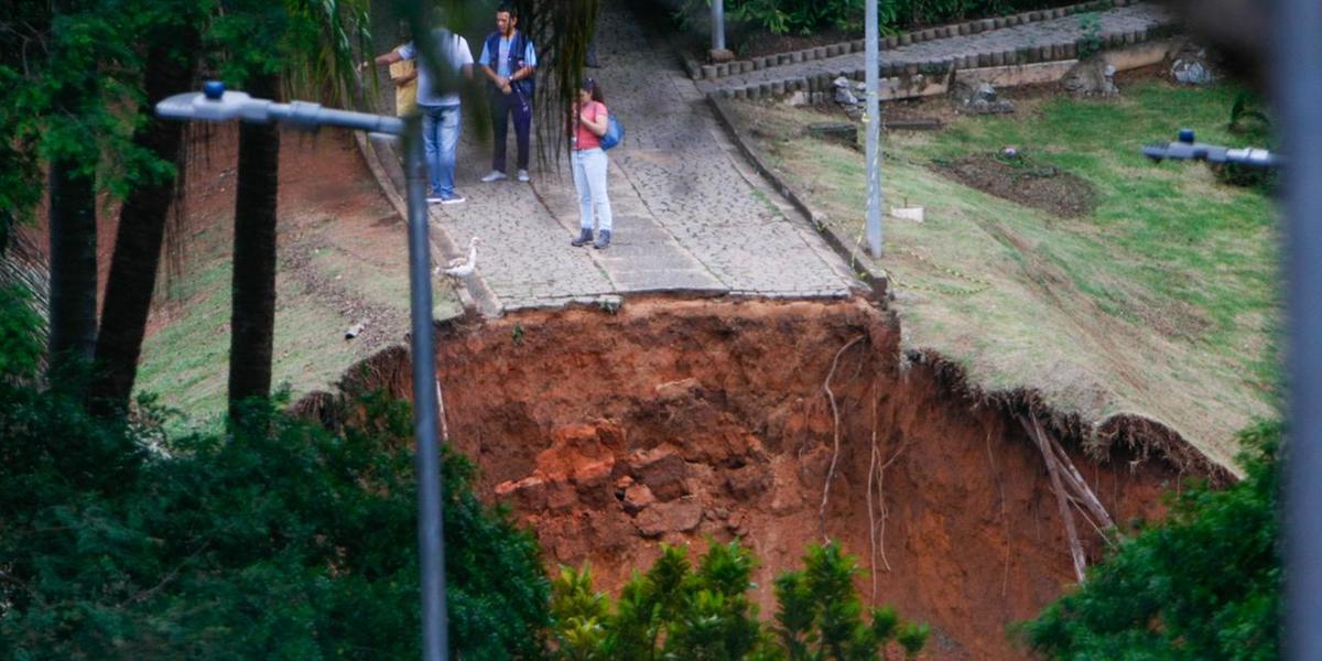 Barragem de água rompeu no Parque Lagoa do Nado, em BH, nesta quarta-feira (13) (Fernando Michel/ Hoje em Dia)