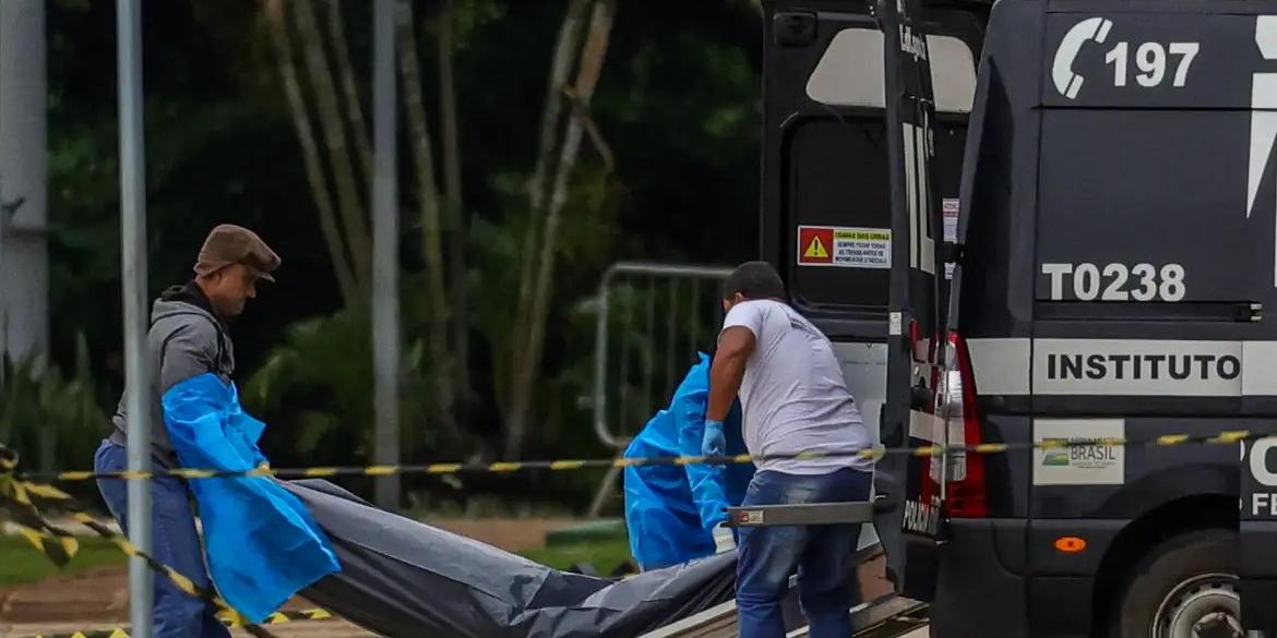 Corpo ficou cerca de 13 horas na Praça dos Três Poderes, enquanto a equipe de perícia trabalhava (FABIO RODRIGUES-POZZEBOM/ AGÊNCIA BRASIL)