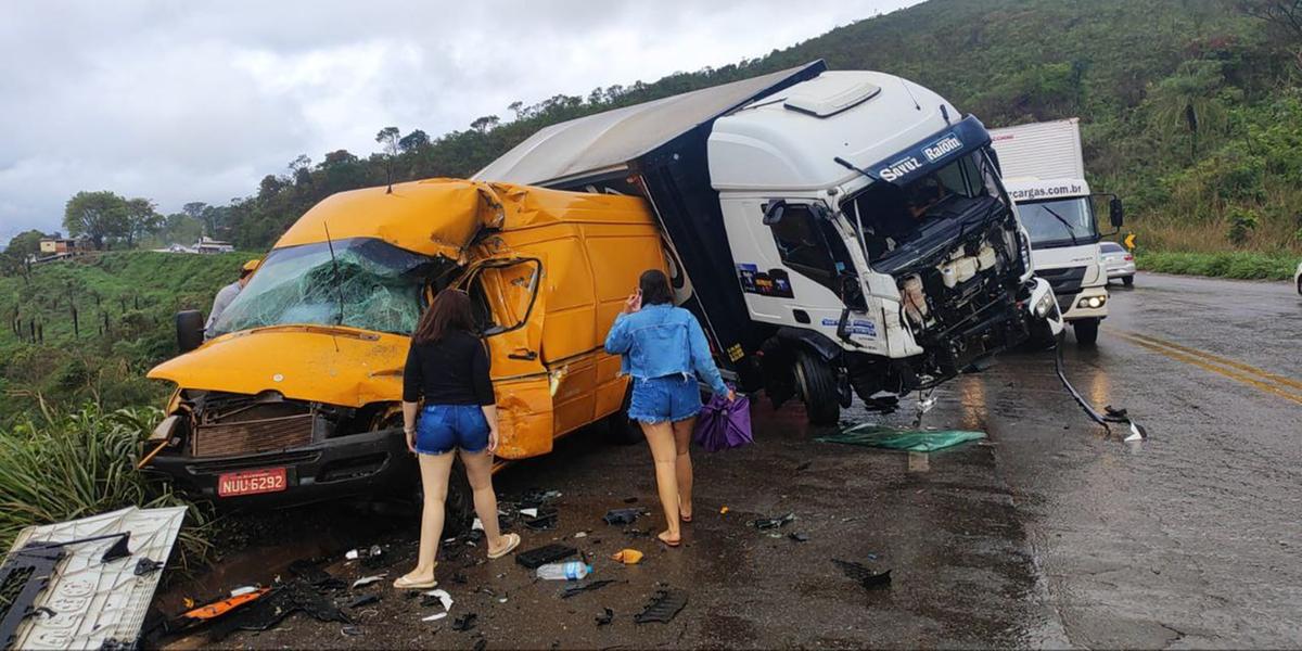 De acordo com os bombeiros, motorista da van morreu no local (Divulgação / CBMMG)