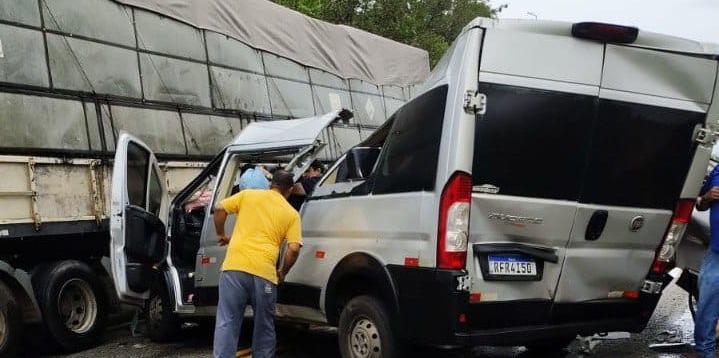 Batida entre van e caminhão deixa mortos e feridos (Divulgação/Corpo de Bombeiros)