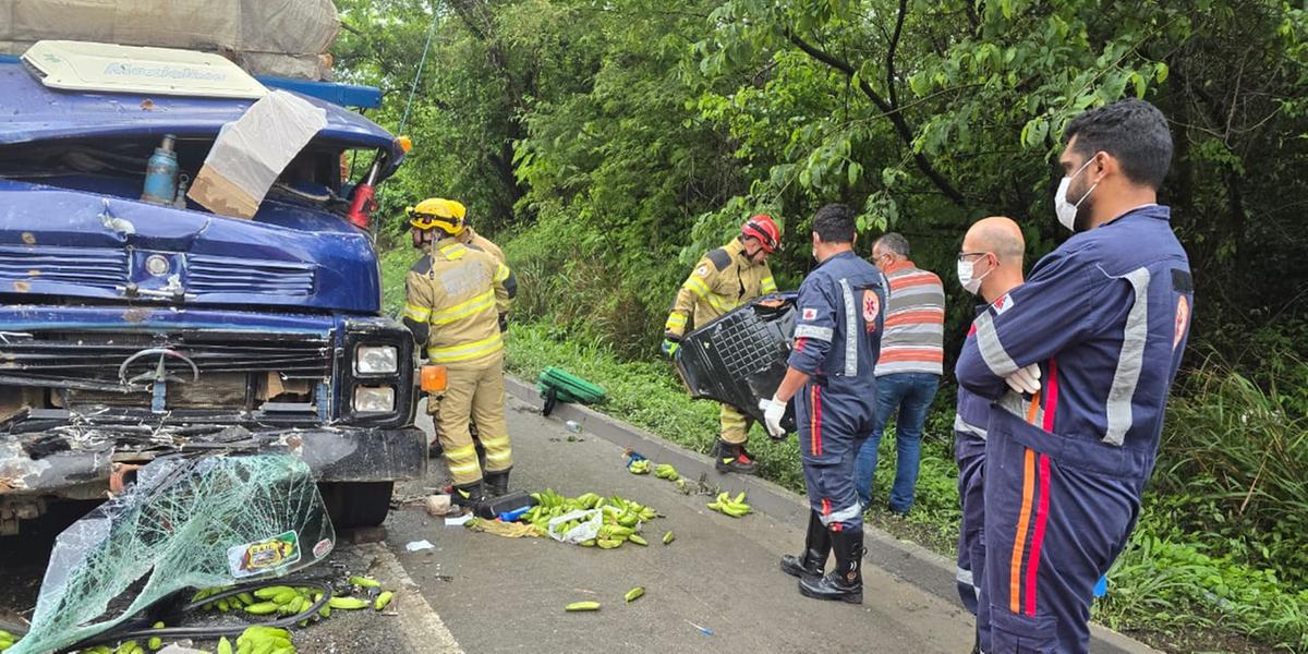 Batida na BR-251deixa motorista de caminhão ferido (Divulgação/Corpo de Bombeiros)