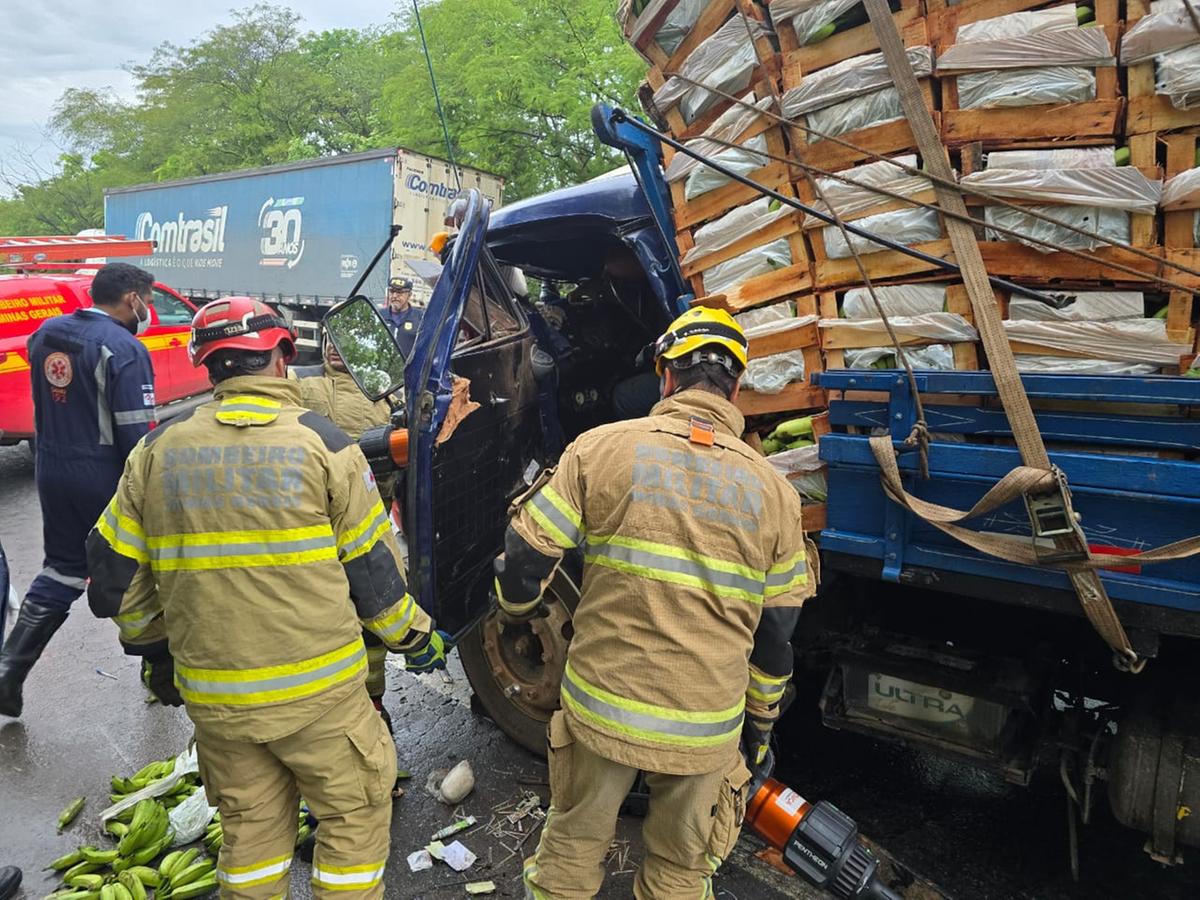 Batida deixa motorista de caminhão preso às ferragens (Divulgação/Corpo de Bombeiros)