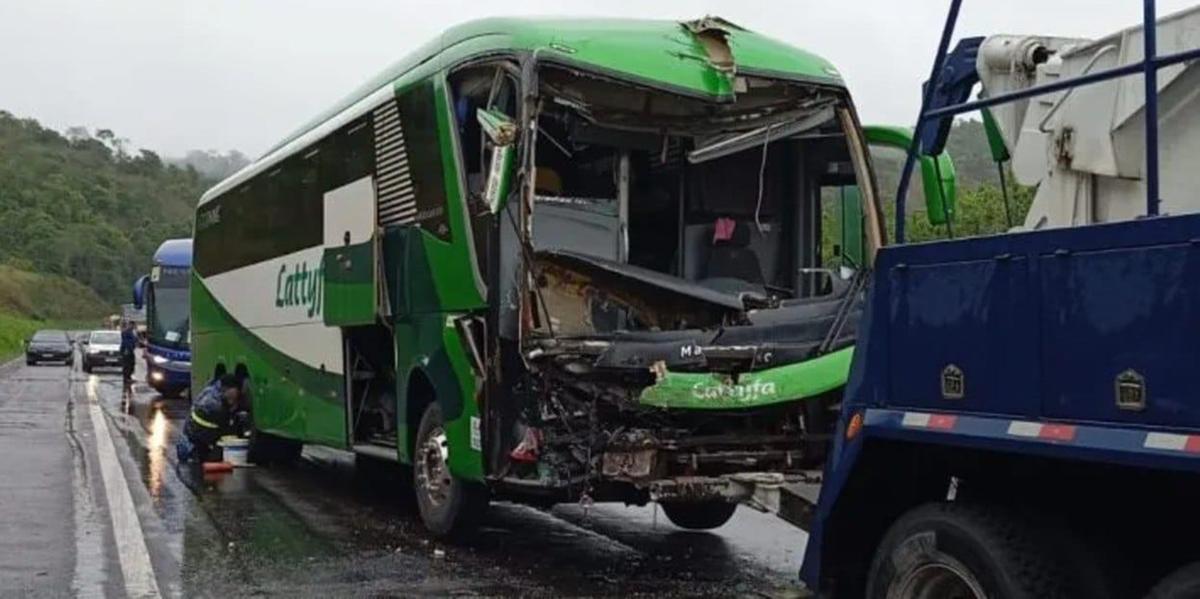 Batida entre ônibus deixa nove feridos na BR-040 (Divulgação / Corpo de Bombeiros)