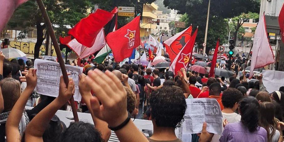 Manifestantes estiveram na Praça 7 para protestar contra a escala 6x1 (Movimento Trabalho e Dignidade / Instagram / Reprodução)