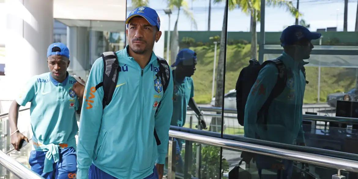 Lateral Danilo foi um dos jogadores que desembarcou com a seleção em Salvador (Rafael Ribeiro / CBF / Direitos Reservados)