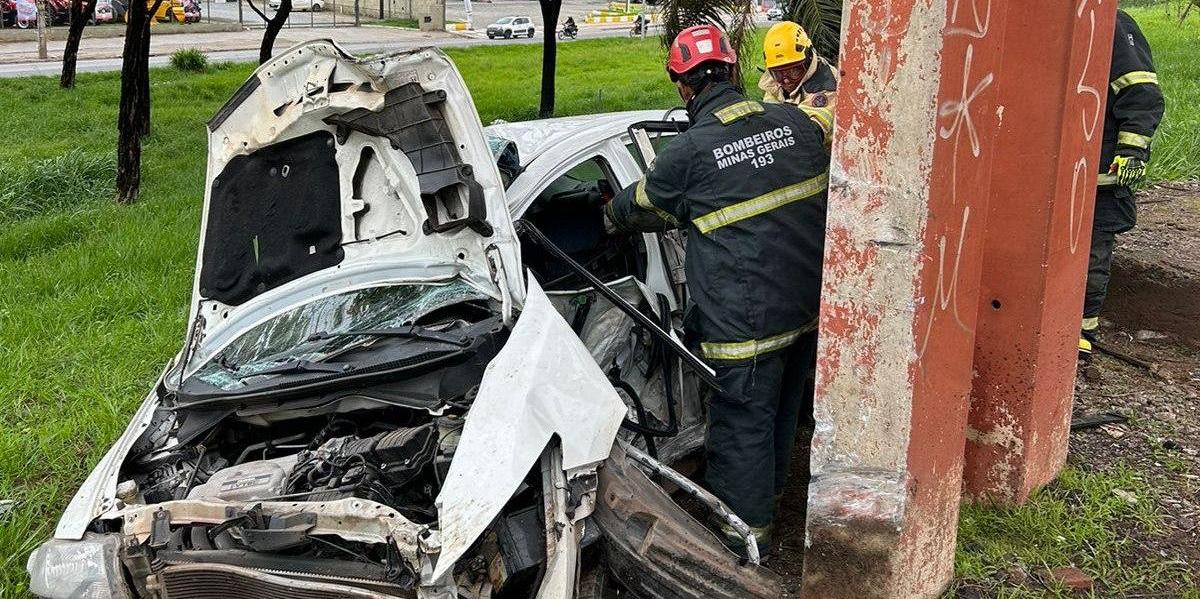 Motorista teve que ser resgatado por militares do Corpo de Bombeiros (Corpo de Bombeiros / Divulgação)