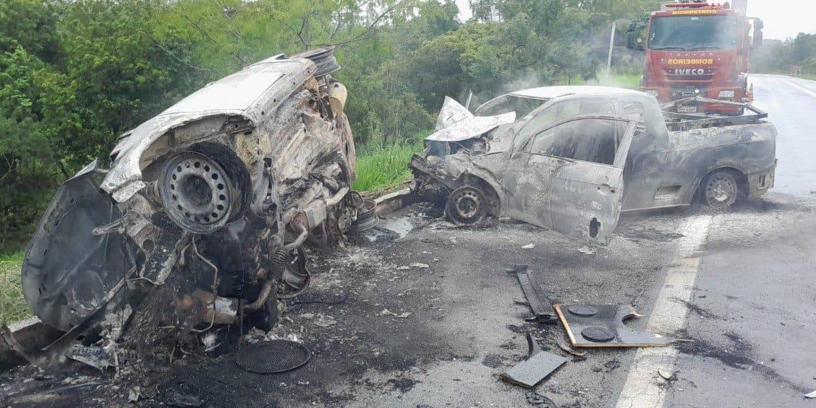 Carros batem e pegam fogo na BR-494 (Divulgação / Corpo de Bombeiros)