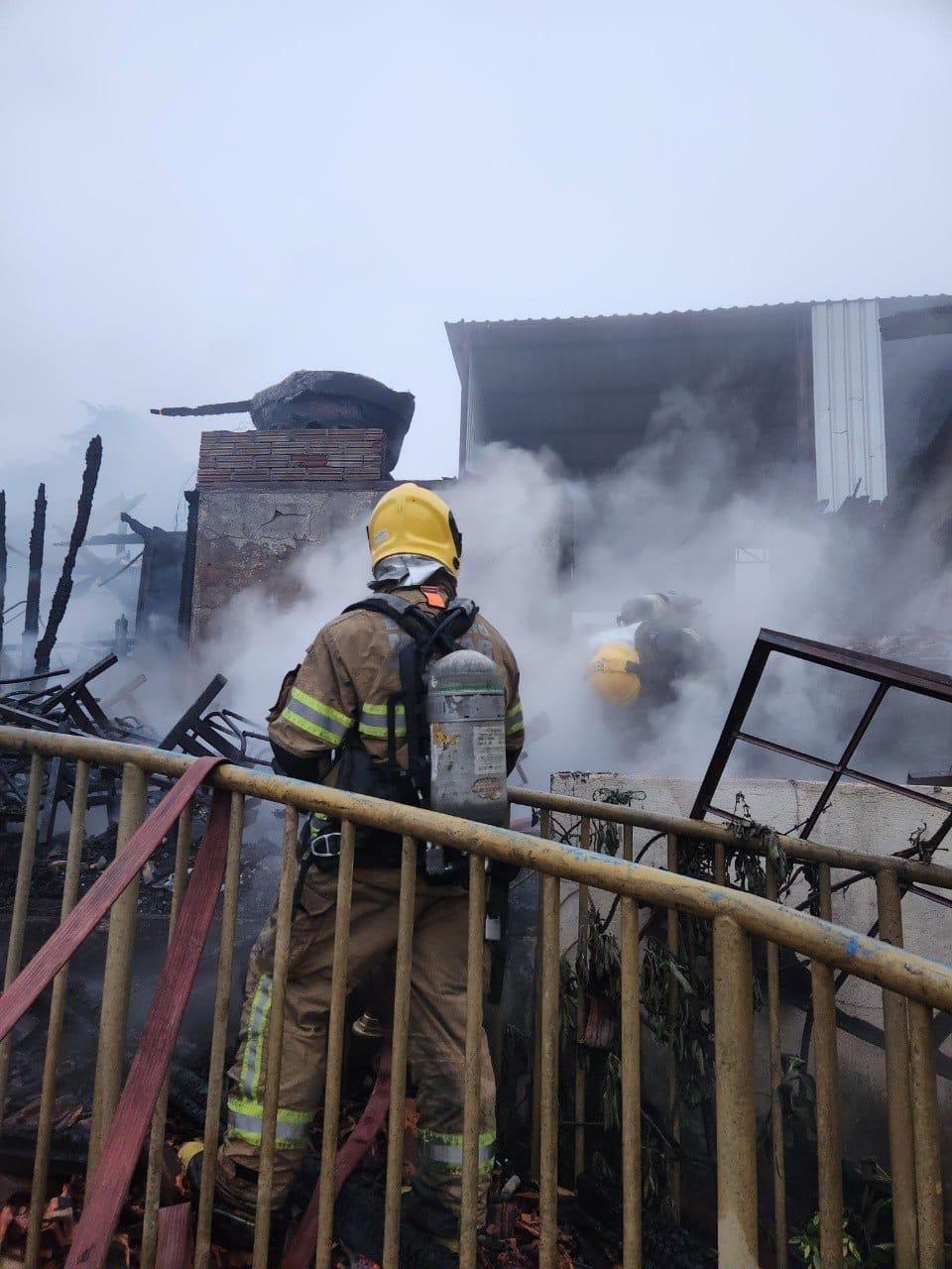 Incêndio destrói imóvel no Jardim Canadá (Divulgação / Corpo de Bombeiros)