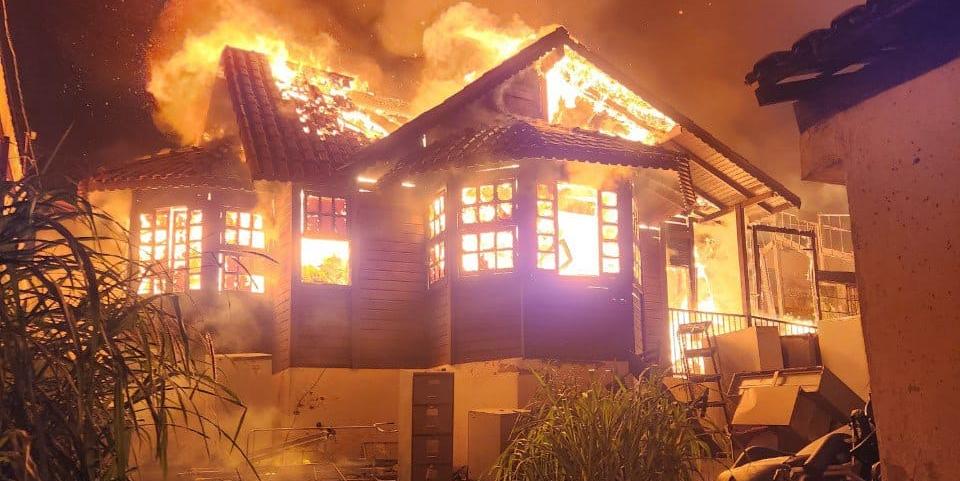 Incêndio destrói imóvel no Jardim Canadá (Divulgação / Corpo de Bombeiros)