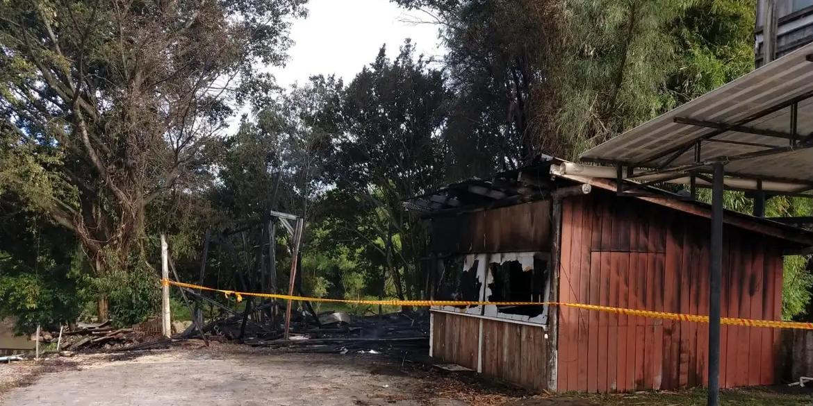 Incêndio na casa de Francisco Wanderley Luiz, que atentou contra a democracia no STF (CORPO DE BOMBEIROS DE SANTA CATARINA/DIVULGAÇÃO)