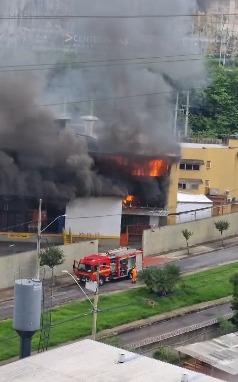 Segundo informações dos bombeiros, os funcionários da fábrica já saíram do local (CBMMG/Divulgação)