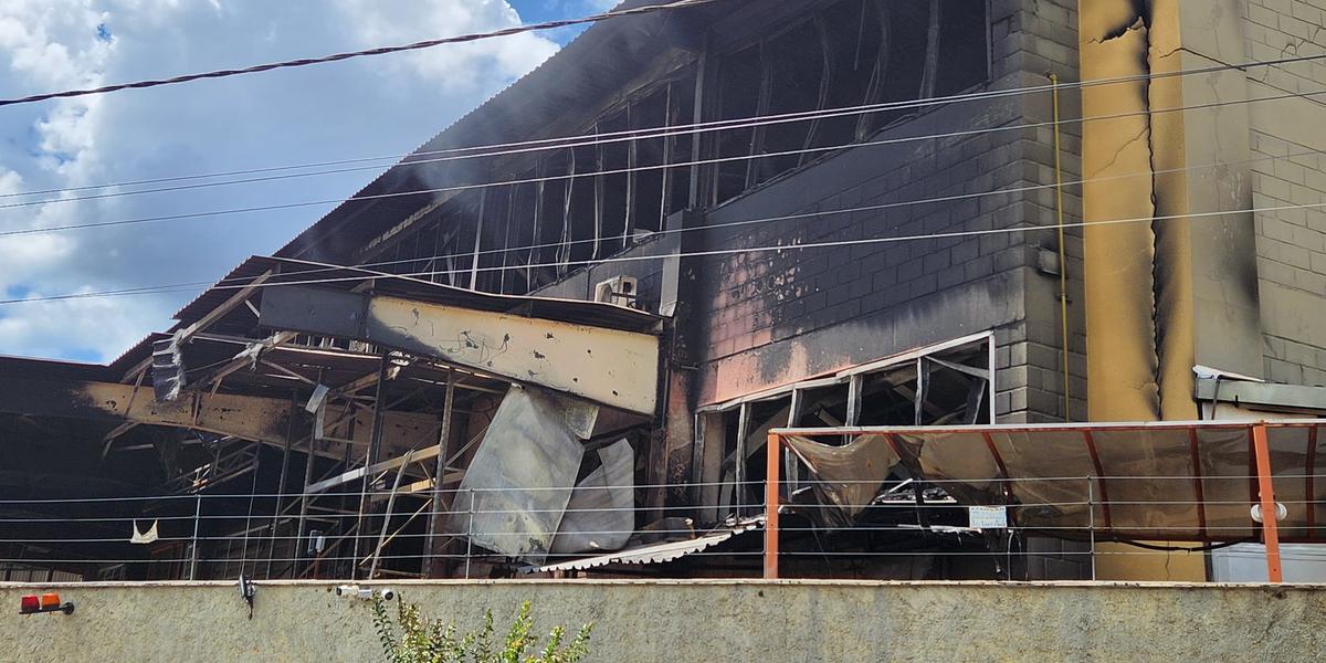 Bombeiros voltaram nesta quarta-feira à fábrica de pães para combater novos focos de incêndio (Maurício Vieira / Hoje em Dia)